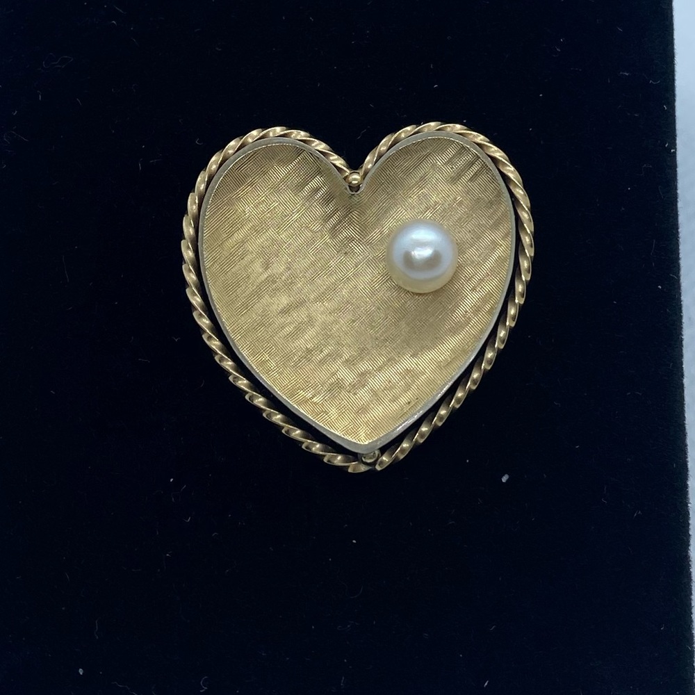 Sweet and Dainty Gold Tone Heart Pin Brooch textured with faux pearl
